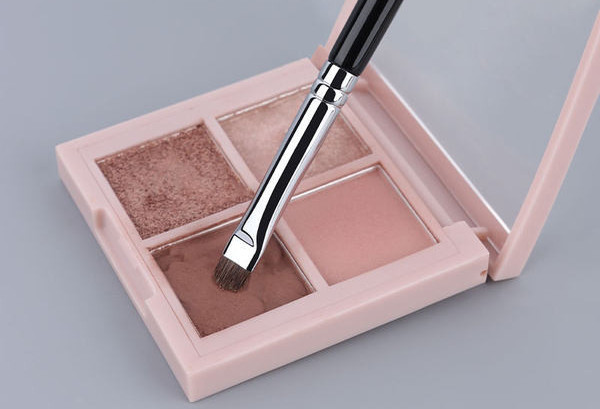 Ravna četka za nanošenje šminke u crnoj boji