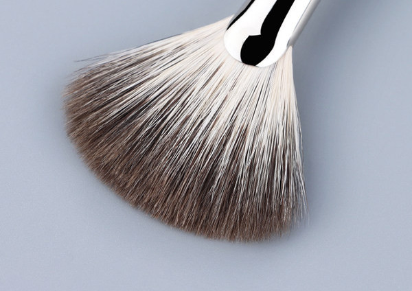 Pintsliga lehviku tüüpi põsepuna