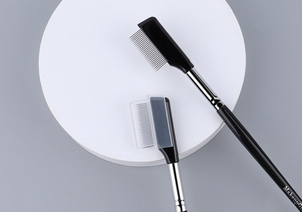 Perie potrivită pentru periajul genelor și sprâncenelor