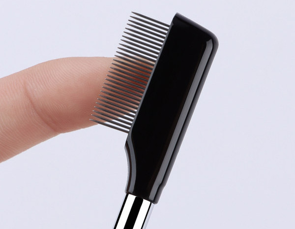 Perie potrivită pentru periajul genelor și sprâncenelor