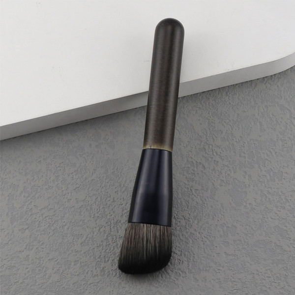 Musta värvi pintsel sobib põsepuna ja puudri pealekandmiseks