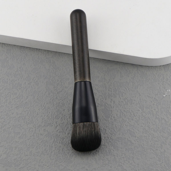 Musta värvi pintsel sobib põsepuna ja puudri pealekandmiseks