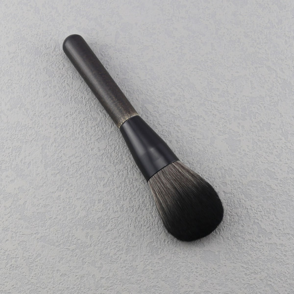 Musta värvi pintsel sobib põsepuna ja puudri pealekandmiseks
