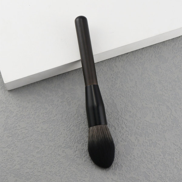 Musta värvi pintsel sobib põsepuna ja puudri pealekandmiseks