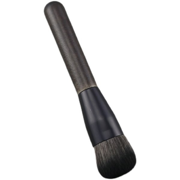 Musta värvi pintsel sobib põsepuna ja puudri pealekandmiseks
