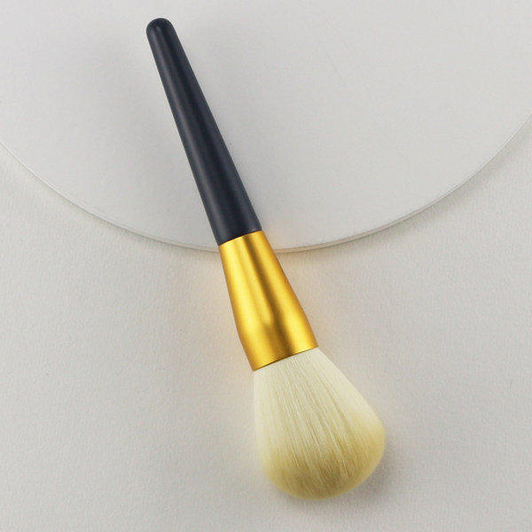 Meki kist crne boje za nanošenje rumenila i pudera