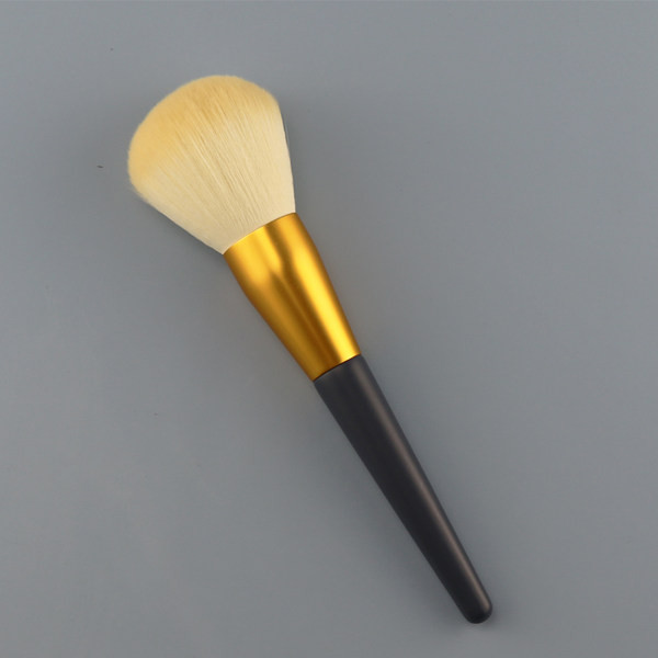 Meki kist crne boje za nanošenje rumenila i pudera