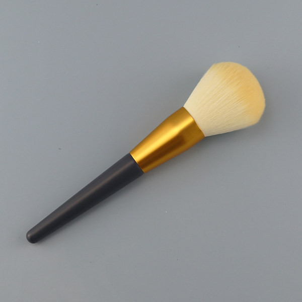 Meki kist crne boje za nanošenje rumenila i pudera