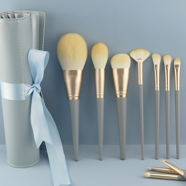 Komplektis 10 või 12 meigipintslit