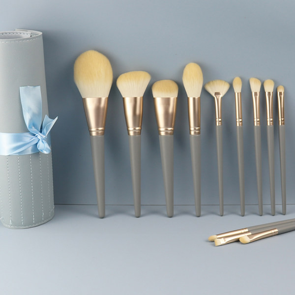 Komplektis 10 või 12 meigipintslit