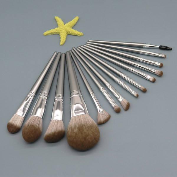 Set od 14 kistova za šminkanje