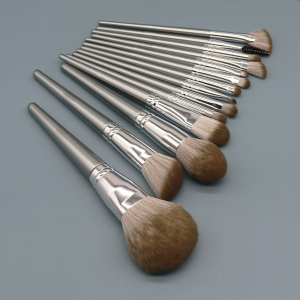 Set od 14 kistova za šminkanje