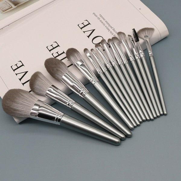 Set od 14 kistova za šminkanje