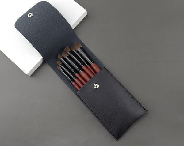 Σετ με 7 πινέλα μακιγιάζ σε δερμάτινη θήκη