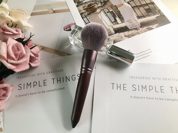 Pintsel puudri või põsepuna pealekandmiseks