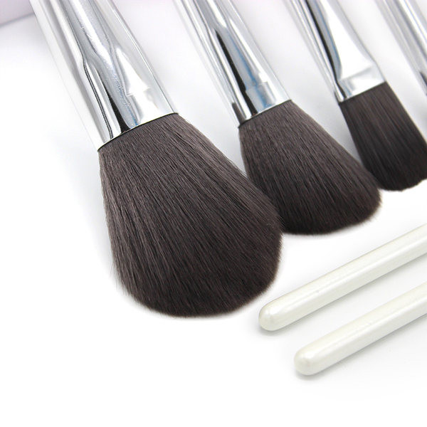 Set šminke - kistovi s umjetnom dlakom