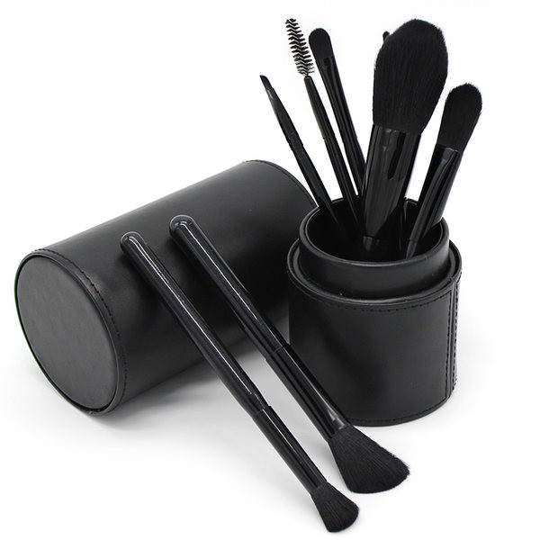 Set šminke - kistovi s umjetnom dlakom