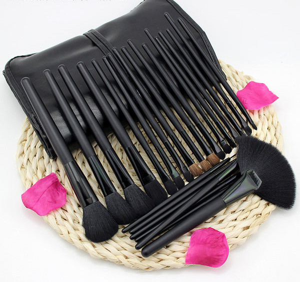 Set četkica za šminkanje s kompletom