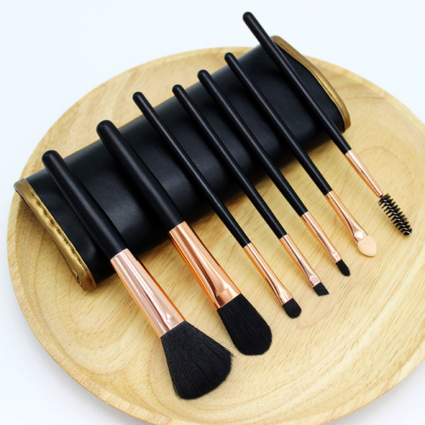 Set četkica za šminkanje s kompletom