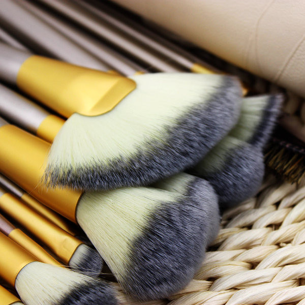 Set četkica za šminkanje s kompletom
