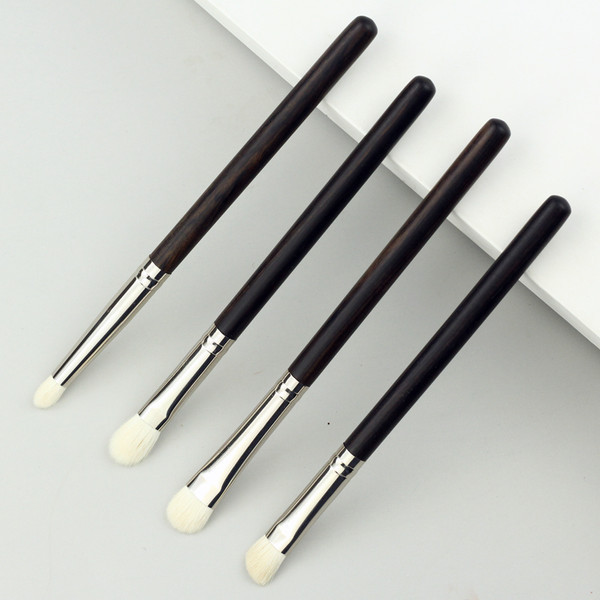 Pensula pentru aplicarea usoara a umbrelor