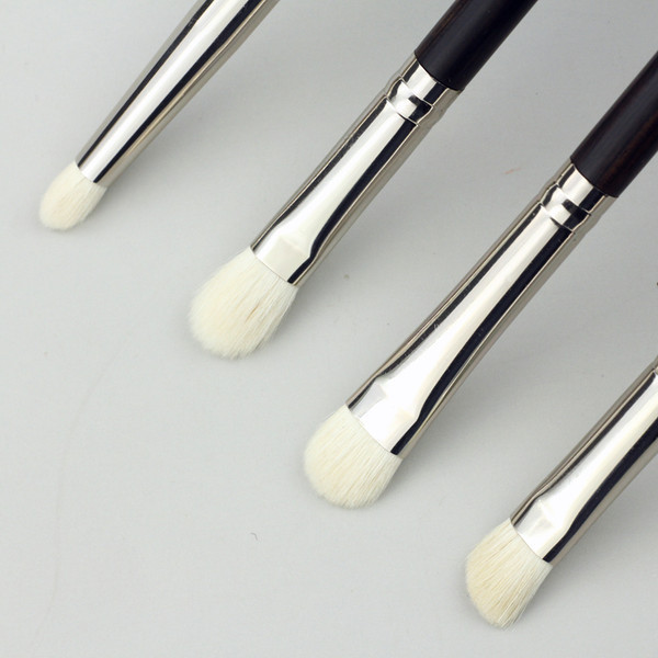 Pensula pentru aplicarea usoara a umbrelor