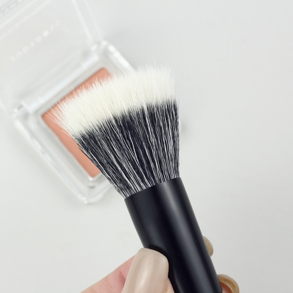 Četkica za jednostavno nanošenje pudera ili rumenila