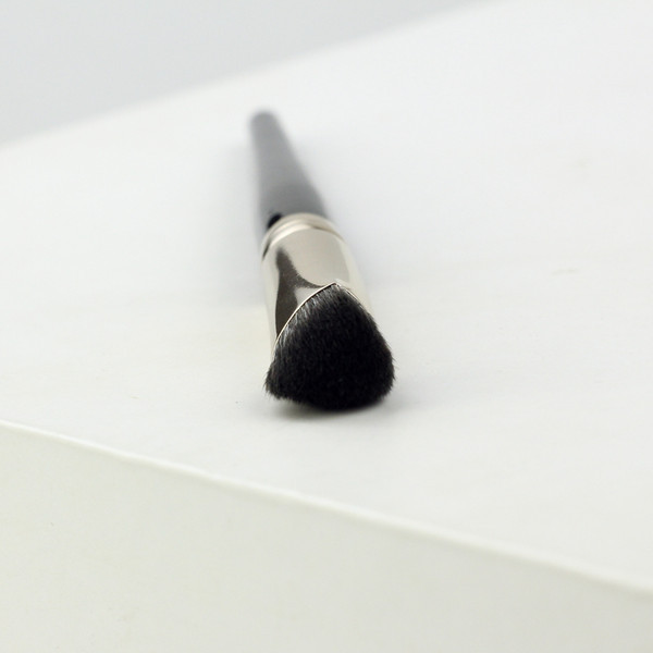 Ota vienkāršai grima uzklāšanai