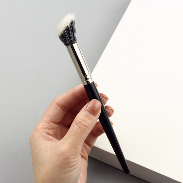 Ota mākslīgā matu sārtuma uzklāšanai