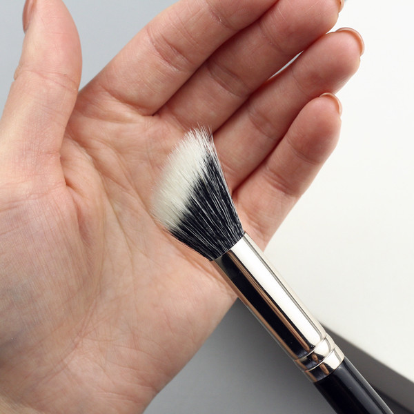 Ota mākslīgā matu sārtuma uzklāšanai