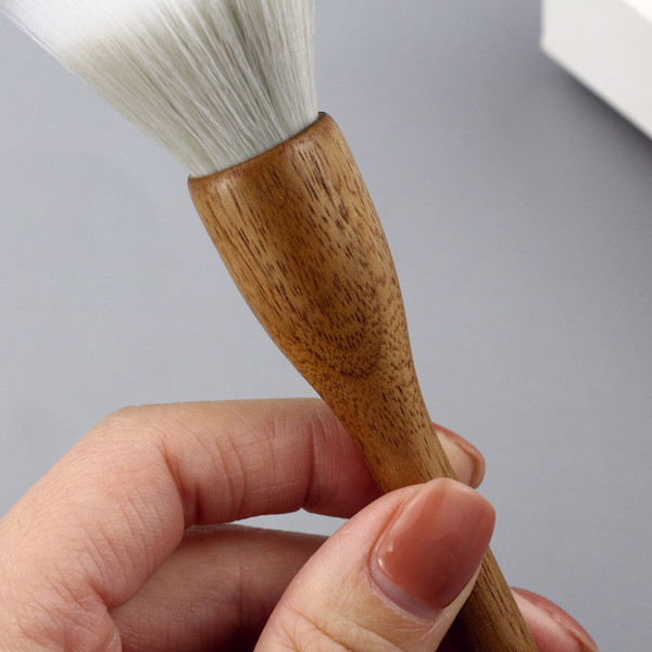 Veliki kist za rumenilo s drvenim kistom