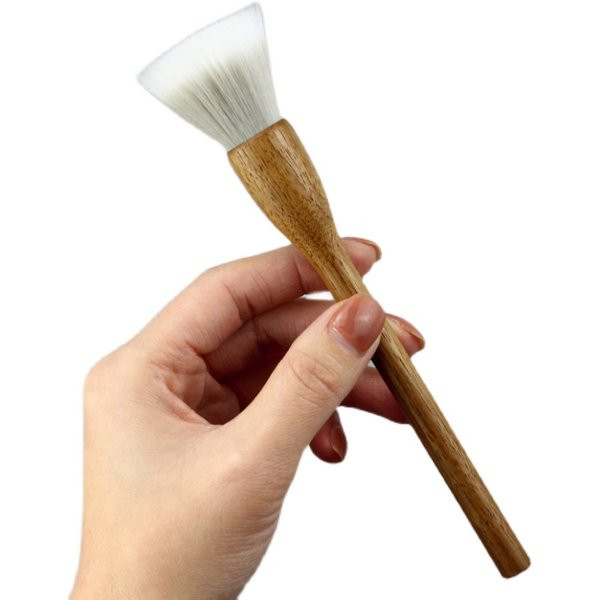 Veliki kist za rumenilo s drvenim kistom