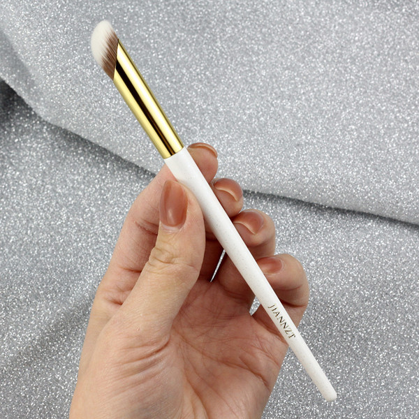 Pensula de machiaj din lemn - mai multe modele