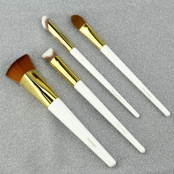 Pensula de machiaj din lemn - mai multe modele