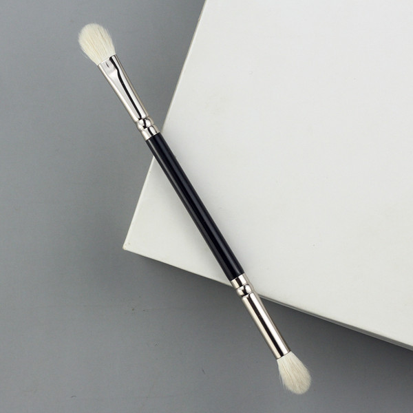 Četkica za šminkanje s dvostrukom glavom