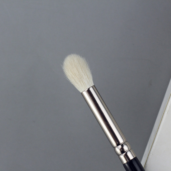 Četkica za šminkanje s dvostrukom glavom