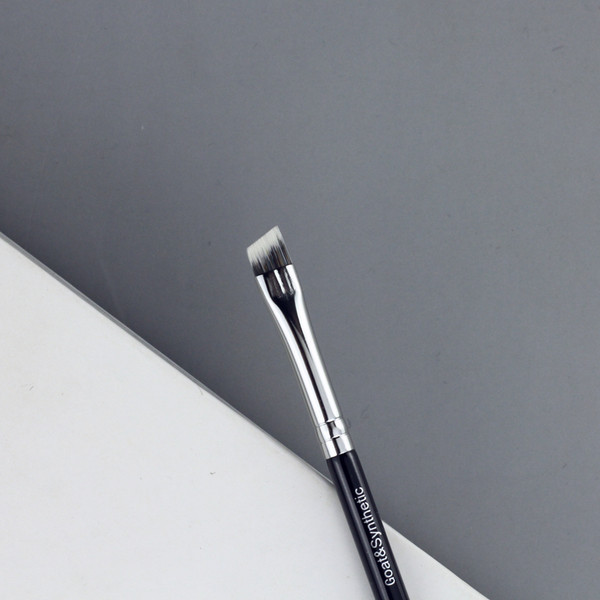 Četkica za obrve s dvije glave