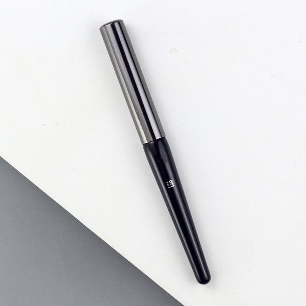 Πινέλο για εφαρμογή κραγιόν σε μαύρο χρώμα