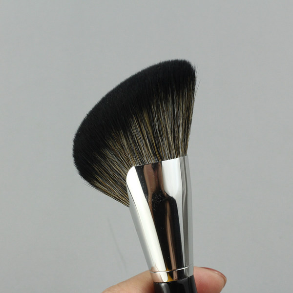 Pensula de machiaj teșită cu mâner negru