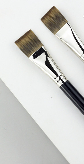 Četka s drvenom drškom za nanošenje maske ili baze za šminku