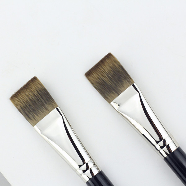 Četka s drvenom drškom za nanošenje maske ili baze za šminku