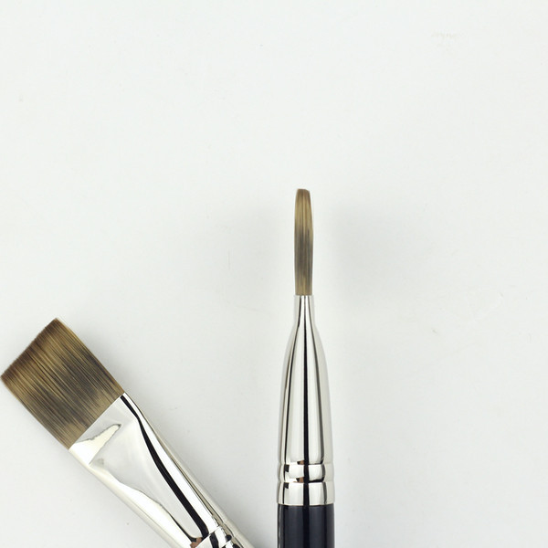 Četka s drvenom drškom za nanošenje maske ili baze za šminku