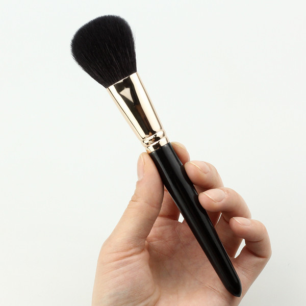 Kozmetikai sminkecset pirosítóhoz és púderhez