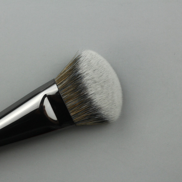 Πινέλο καλλυντικών μακιγιάζ σε μαύρο χρώμα