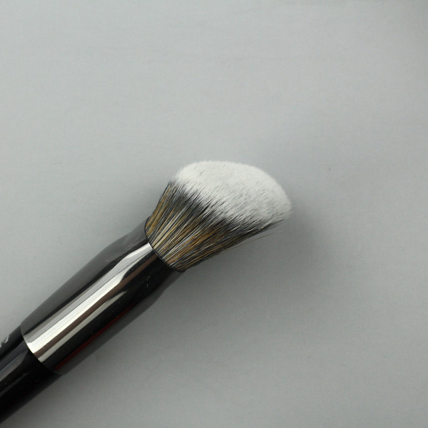 Πινέλο καλλυντικών μακιγιάζ σε μαύρο χρώμα