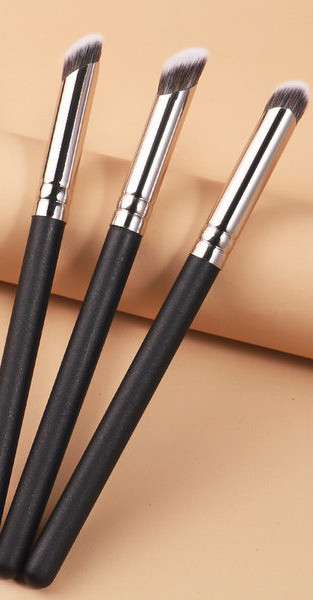 Četkica za korektor u crnoj boji