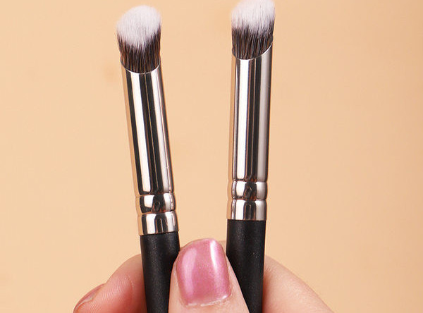 Četkica za korektor u crnoj boji