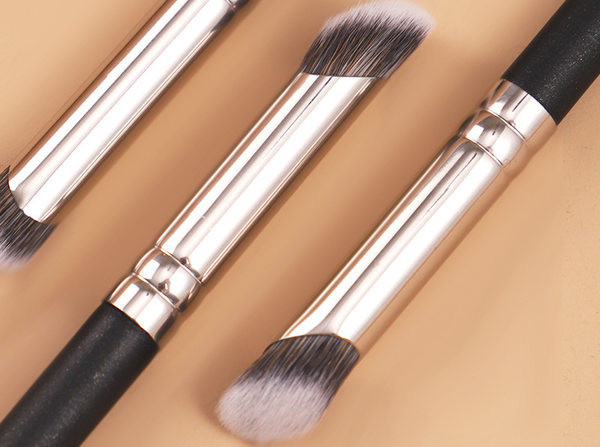 Četkica za korektor u crnoj boji