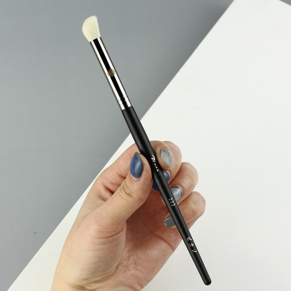 Kosi kist za šminkanje s crnom drškom za nanošenje sjena