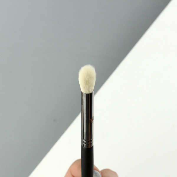 Kosi kist za šminkanje s crnom drškom za nanošenje sjena